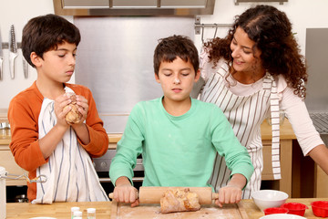 Familie beim Plätzchen backen