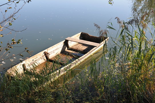 Vieille barque sur une rivière