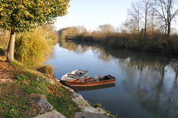 Barques en automne sur un &eacute;tang