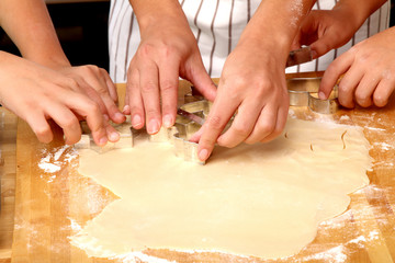 Familie beim Plätzchen backen