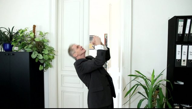 Ein Mann kommt erl&ouml;st aus einem B&uuml;rozimmer