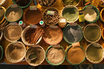 Fototapeta premium Mercato, cesti di spezie