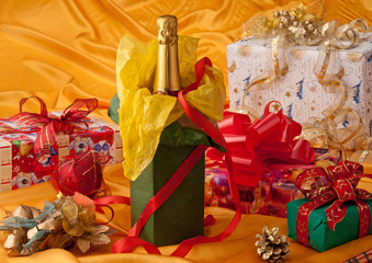 Bottiglia di spumante e regali di Natale