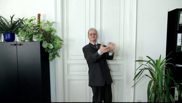 Ein Mann in einem B&uuml;ro applaudiert