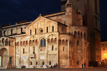 Fototapeta na wymiar Modena w Duomo