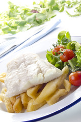 Kabeljau filet auf Pommes frites mit Salat und Tomaten