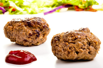 hausgemachte Frikadellen mit Ketchup