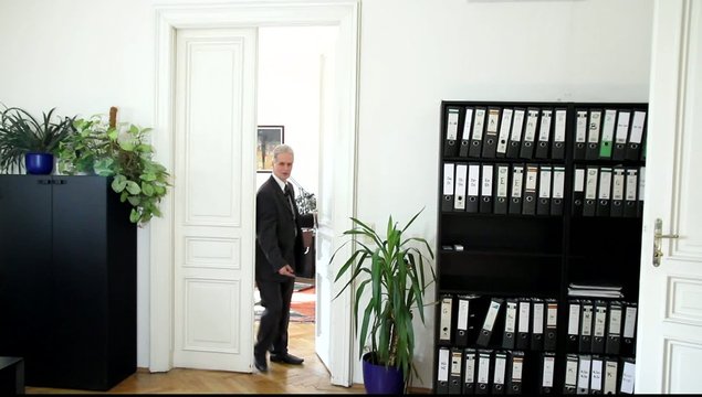 Ein Mann entgegnet