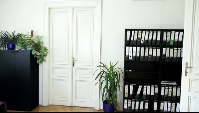Ein Mann schimpft