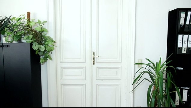 Ein Mann im B&uuml;ro liest ein Dokument vor