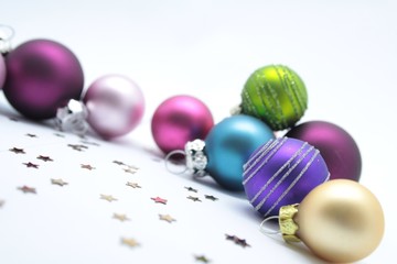 bunte Weihnachtskugelei