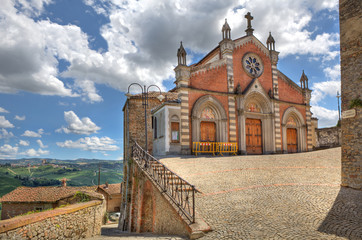Fototapeta na wymiar Stary kościół w Castiglione Falletto, Włochy.
