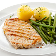 Grilled chicken fillet and vegetables