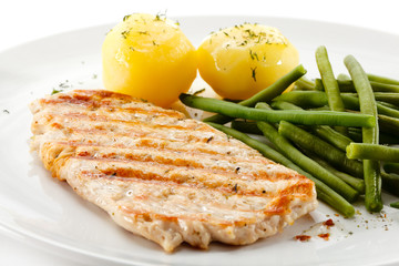 Grilled chicken fillet and vegetables