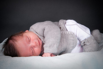 bébé de 3 semaines qui dort
