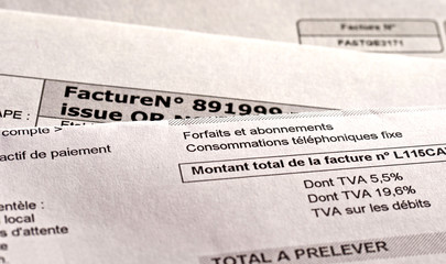 Pile de factures en français, prix de l'énergie, inflation, pouvoir d'achat, crise économique en...