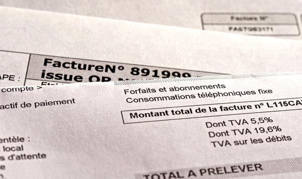 Pile de factures en fran&ccedil;ais, budget des m&eacute;nages, prix de l'&eacute;nergie, inflation, pouvoir d'achat, crise &eacute;conomique en France