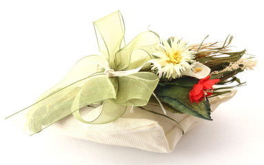oggetto da cerimonia con fiori secchi e grande fiocco