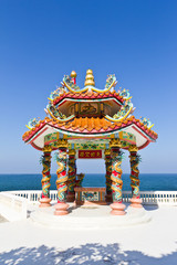Obraz premium dragon pavilion against blue sky in chinese temple