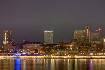 Fototapeta na wymiar Hamburg w nocy