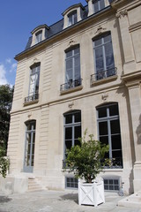 Fototapeta na wymiar Hôtel de Villeroy, ministère de l'agriculture à Paris