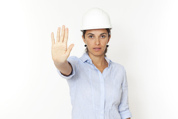 Ingenieurin verbietet mit der Hand und sagt Stop