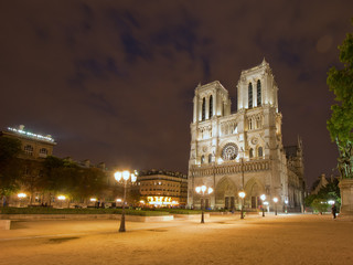 Fototapeta na wymiar Notre Dame de Paris w nocy