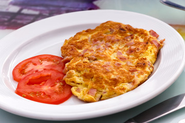 Omelett mit Schinken und Tomaten