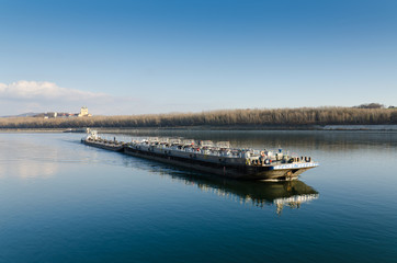 Fototapeta na wymiar Frachtowiec na Dunaju