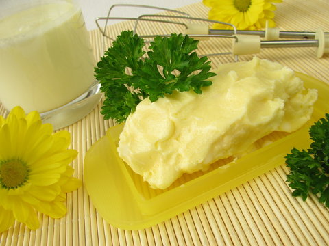 Selbstgemachte Butter und die abgegossenen Buttermilch