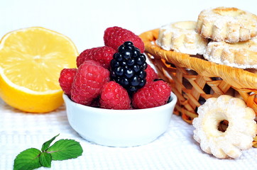 Fruit salad with cookies