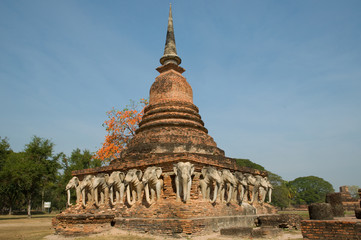 Fototapeta na wymiar ancient temple at Sukhothai historical park