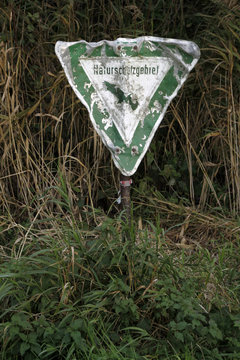 Zerbeultes Naturschutzgebiet-Schild