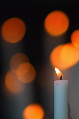 brennende Kerzen mit Bokeh-Lichtern im Hintergrund