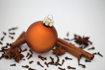 weihnachtskugel orange