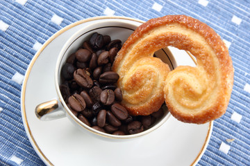 Taza de café con galleta