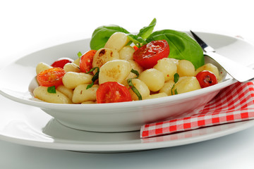 Gnocchi mit Kirschtomaten und Basilikum