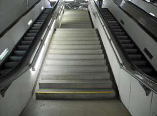 Treppe und Rolltreppe