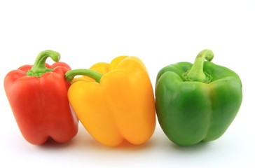 trois poivrons alignés sur fond blanc