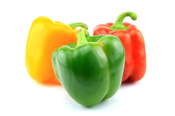 trois poivrons,rouge ,vert,jaune sur fond blanc