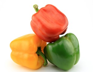 trois poivrons,jaune,rouge,vert sur fond blanc