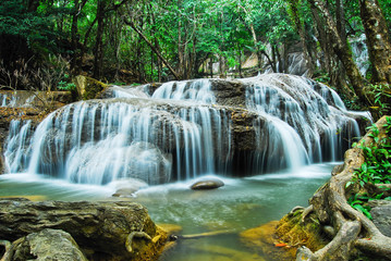 Fototapeta na wymiar Głęboki las wodospad w Kanchanaburi, Tajlandia
