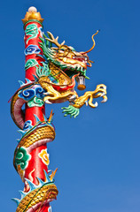 Fototapeta na wymiar Chiński posąg smoka stylu z nieba