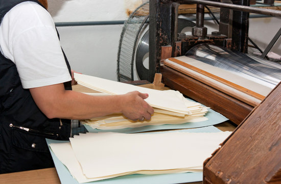 Fabrication artisanale de papier ancien