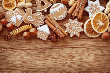 Gingerbread cookies and spices - obrazy, fototapety, plakaty