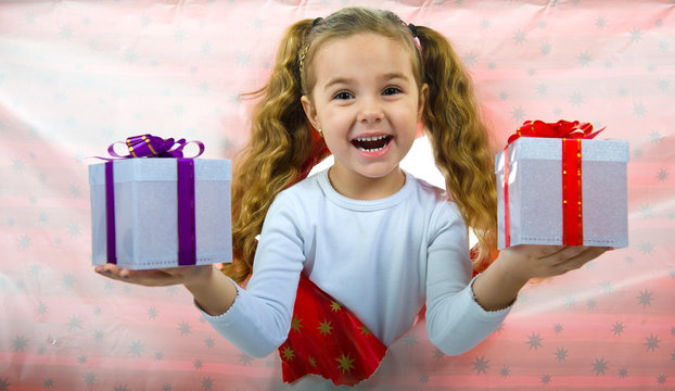 Kind mit den Geschenkboxen