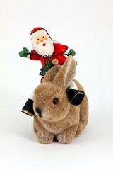 Weihnachstmann reitet auf Osterhasen Freisteller