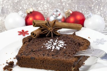 Schokokuchen mit weihnachtlicher Dekoration