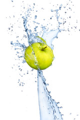 Pomme fraîche dans les éclaboussures d& 39 eau