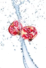 Selbstklebende Fototapete Spritzendes Wasser Frischer Granatapfel im Spritzwasser